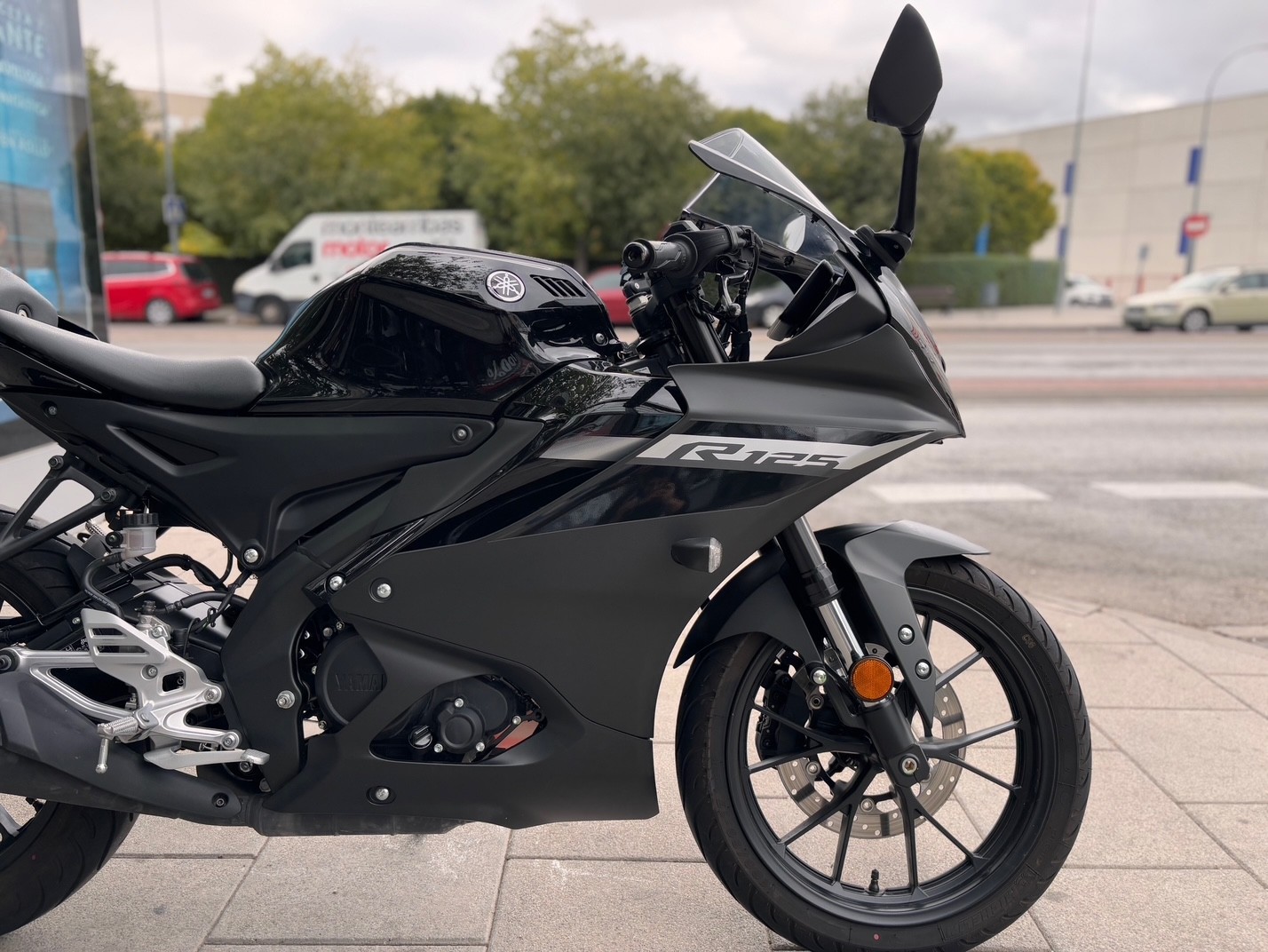 YAMAHA YZF 125 AÑO 2024 CON 5.627 KM.