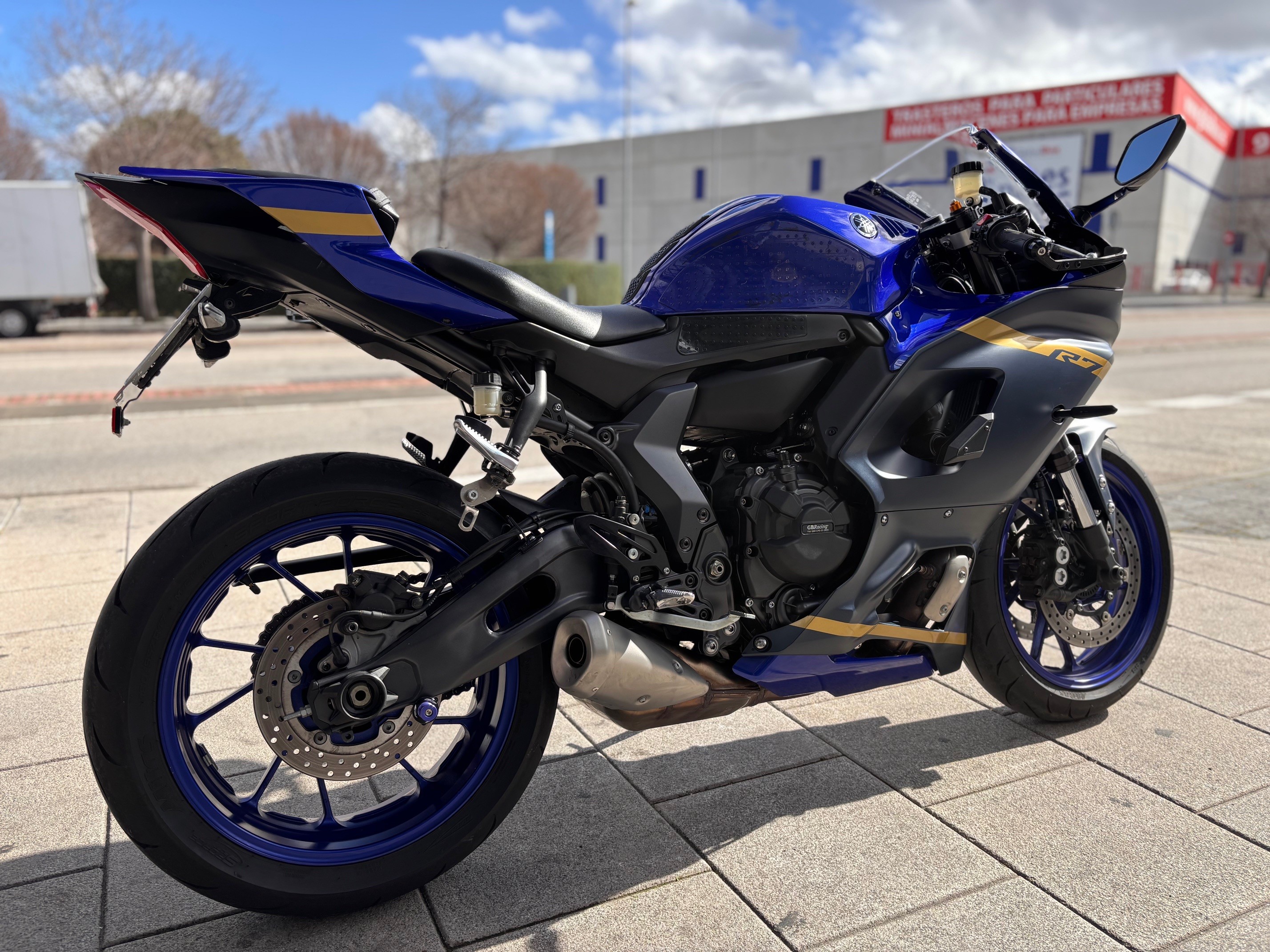 YAMAHA YZF690- U AÑO 2024 CON 9.425 KM.