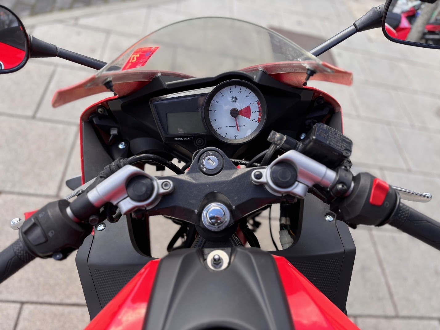 YAMAHA YZF R 125 AÑO 2009 CON 27.416 KM.